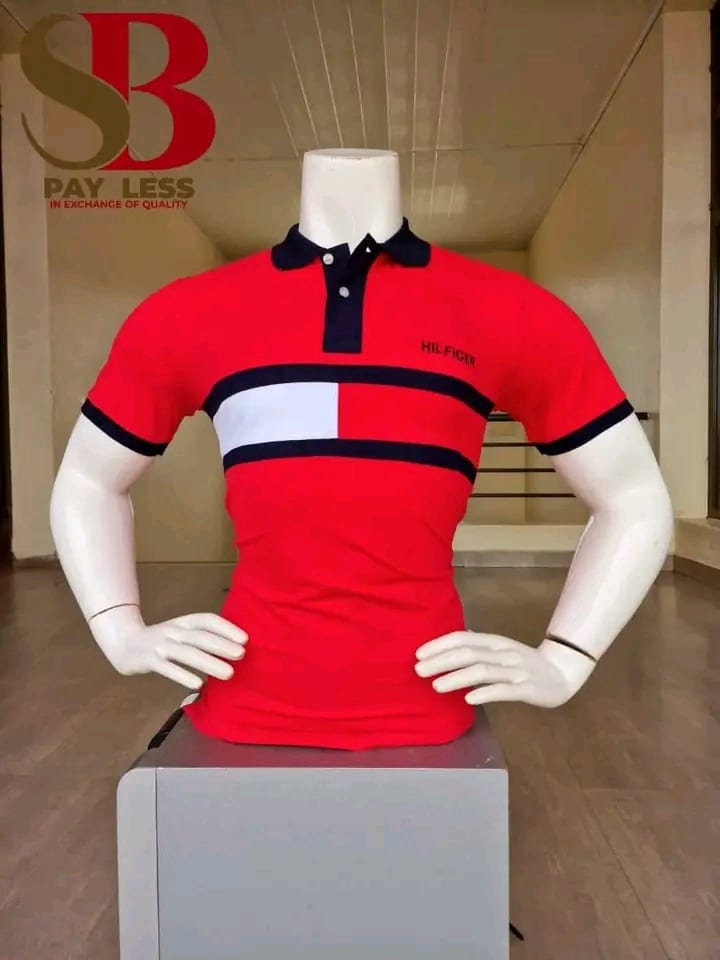 Polo rouge à manches courtes avec col et bande contrastés