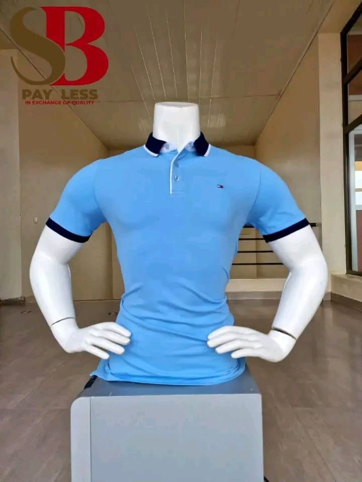 Polo bleu ciel à manches courtes avec col contrasté